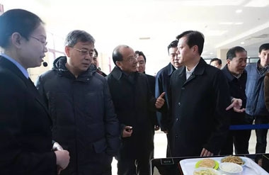 郭樹清省長觀看餐廳智能結算系統
